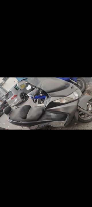 Scooter Suzuki Burgman 250 con el cigueñal mal