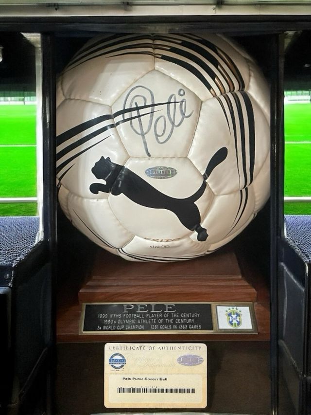 Balón firmado por Pelé - Tarjeta de autenticidad Puma Steiner