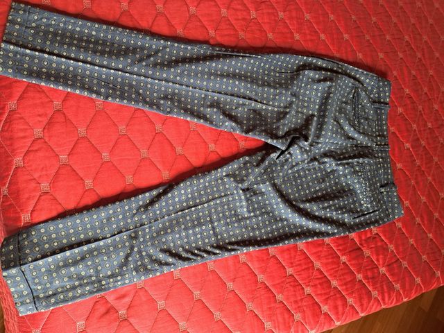 Pantaloni blu e giallo dorato