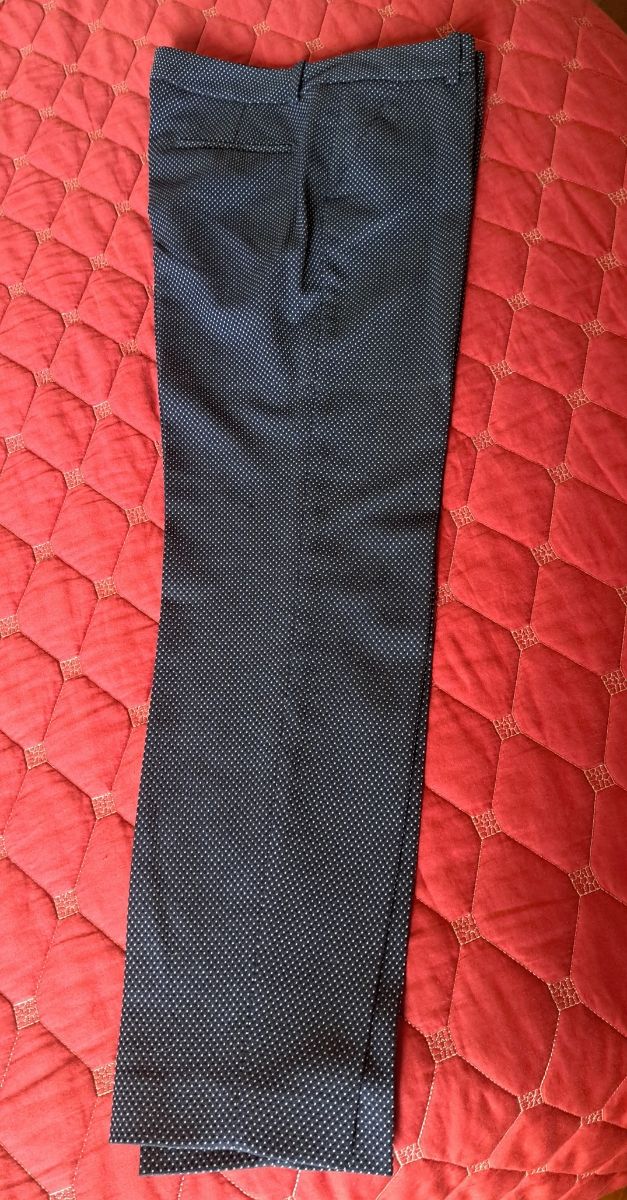 Pantaloni blu a pois bianchi