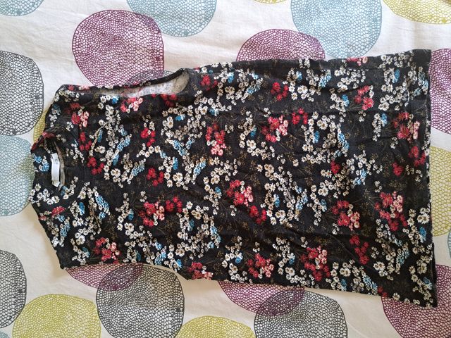 Camiseta negra floral