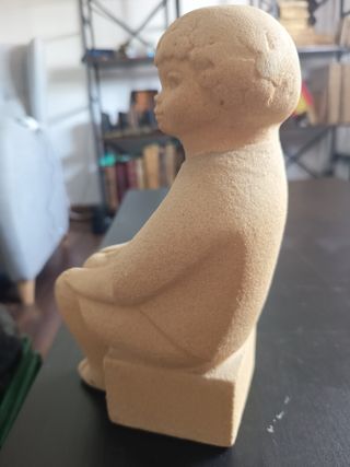 Figura niño piedra, arte belga