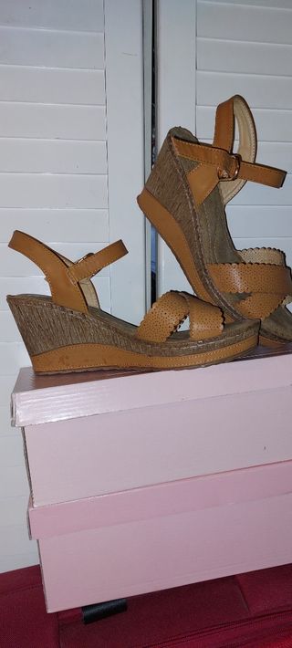 Sandalias cuña Tino González marrón