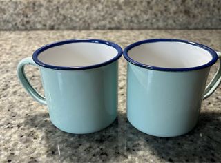 2 Tazas Porcelana Esmaltada verde suave.