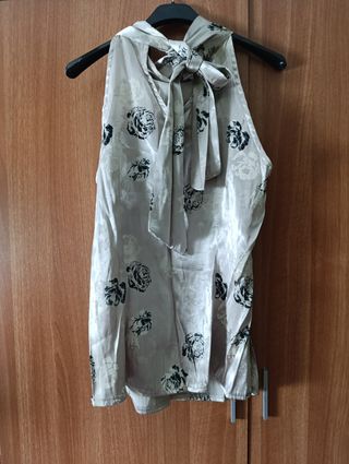 Blusa beige con estampado floral