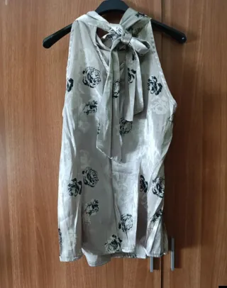 Blusa beige con estampado floral