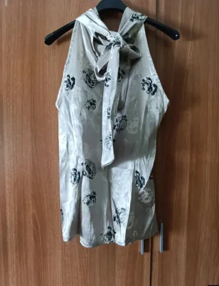 Blusa beige con estampado floral