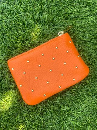Monedero cuero genuino naranja con tachuelas