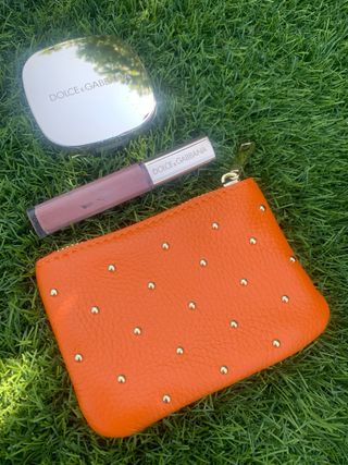 Monedero cuero genuino naranja con tachuelas