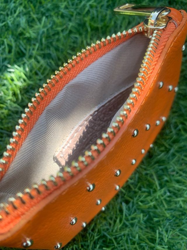 Monedero cuero genuino naranja con tachuelas