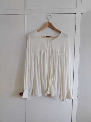 Camisa muy ponible, muy agradable al tacto 