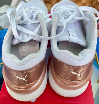 Zapatillas Puma blancas y rosadas