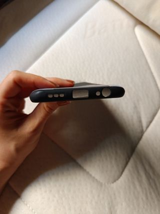 Funda Xiaomi Redmi Note 10 negra con adorno. Nueva