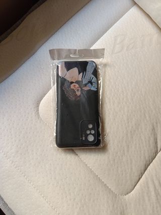 Funda Xiaomi Redmi Note 10 negra con adorno. Nueva