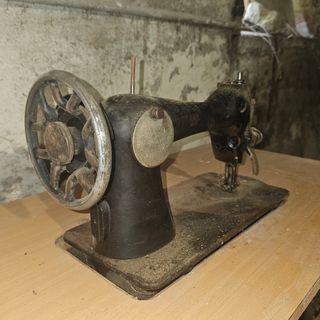 Máquina coser Alfa antigua