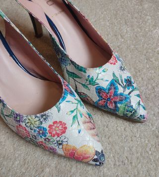 ZAPATOS MULTICOLOR TACÓN AZUL