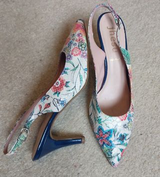 ZAPATOS MULTICOLOR TACÓN AZUL