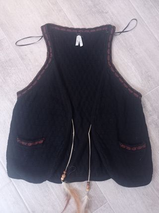 Chaleco negro calado con detalle marrón