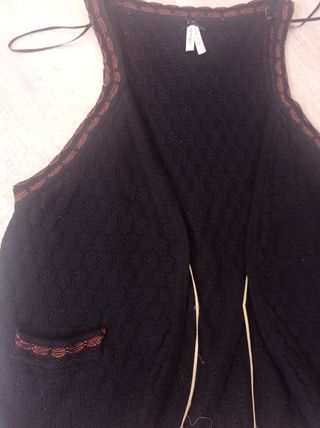 Chaleco negro calado con detalle marrón