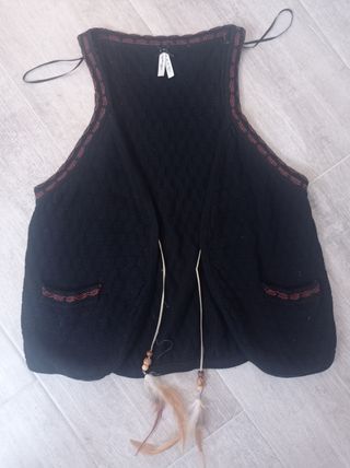 Chaleco negro calado con detalle marrón