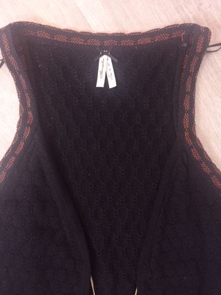 Chaleco negro calado con detalle marrón