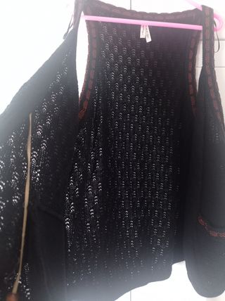 Chaleco negro calado con detalle marrón