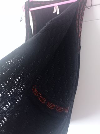 Chaleco negro calado con detalle marrón