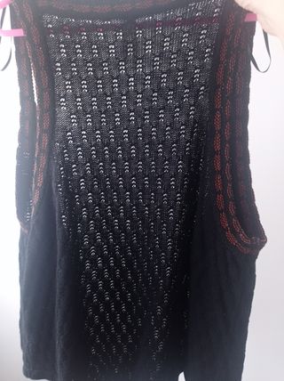 Chaleco negro calado con detalle marrón