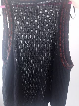 Chaleco negro calado con detalle marrón