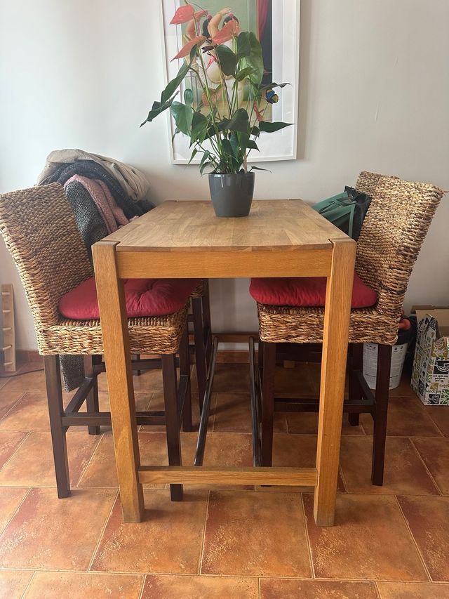 Mesa comedor + 4 sillas ratán