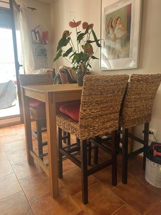 Mesa comedor + 4 sillas ratán