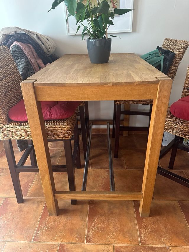 Mesa comedor + 4 sillas ratán
