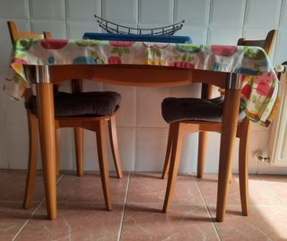 Mesa cocina+ 2 sillas madera