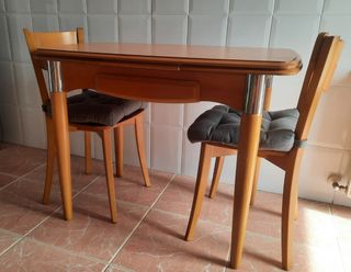Mesa cocina+ 2 sillas madera