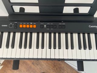Casio Casiotone CT-S100: Teclado, cable y peana