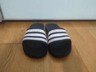 Chanclas Adidas unisex - blancas y negras
