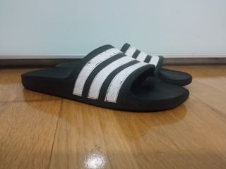 Chanclas Adidas unisex - blancas y negras