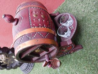 Decoración rústica: barril licorera y lámpara