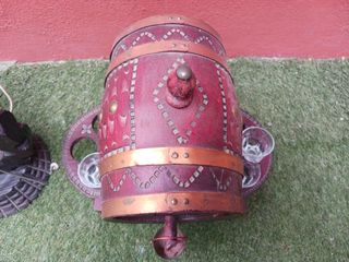 Decoración rústica: barril licorera y lámpara