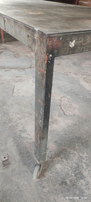 Mesa con ruedas para taller mecánico - robusta