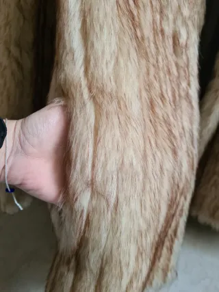 Abrigo pelo sintético beige-marrón