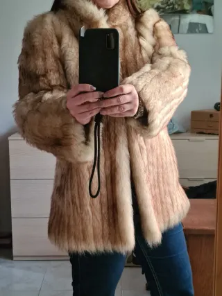 Abrigo pelo sintético beige-marrón