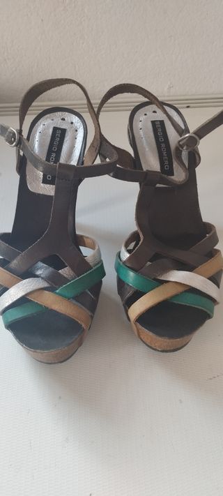 Sandalias tacón marrón-plata y verde.en piel