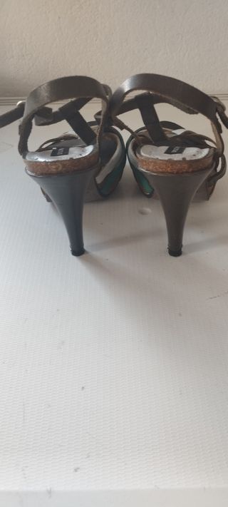 Sandalias tacón marrón-plata y verde.en piel