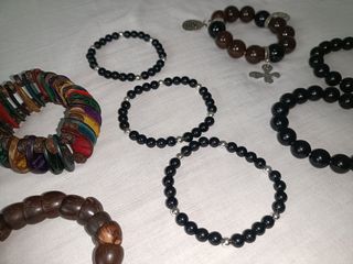 Pulseras madera y cuentas - 8 piezas