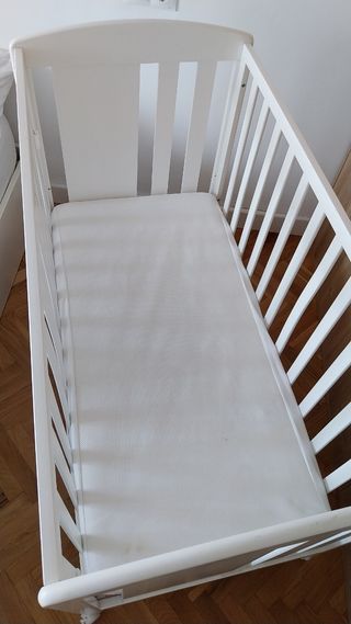 Cuna bebé con ruedas + colchón