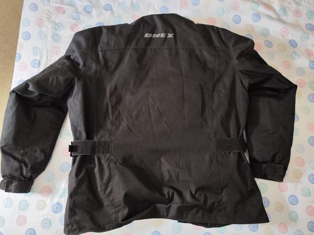 Chaqueta moto OneX Racing negra.