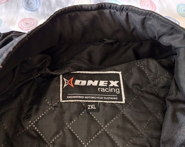 Chaqueta moto OneX Racing negra.