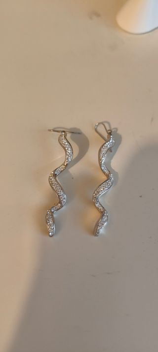 Pendientes largos plateados brillantes