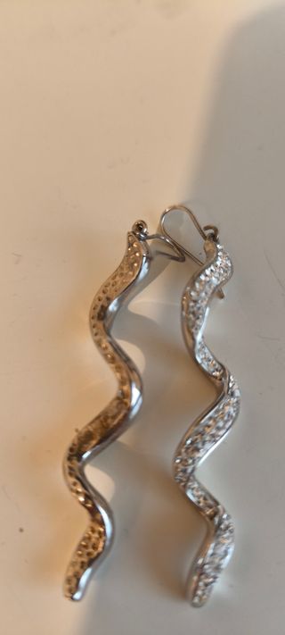 Pendientes largos plateados brillantes